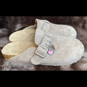 NWOB Girl’s Madden Girl Prim Suede Footbed Clog. Charms.Size 11 and 1